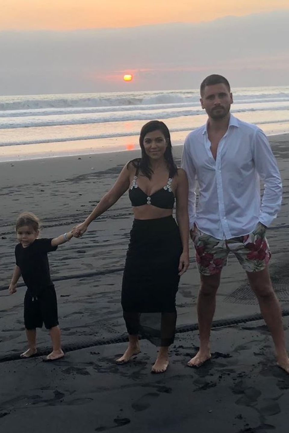 7. Mai 2019  Happy Family! Obwohl Kourtney Kardashian und Scott Disick getrennt sind, fahren sie zusammen mit ihren drei gemeinsamen Kindern regelmäßig in den Urlaub. Wie zuletzt nach Bali, wo auch dieser süße Schnappschuss mit Nesthäkchen Reign entstanden ist.