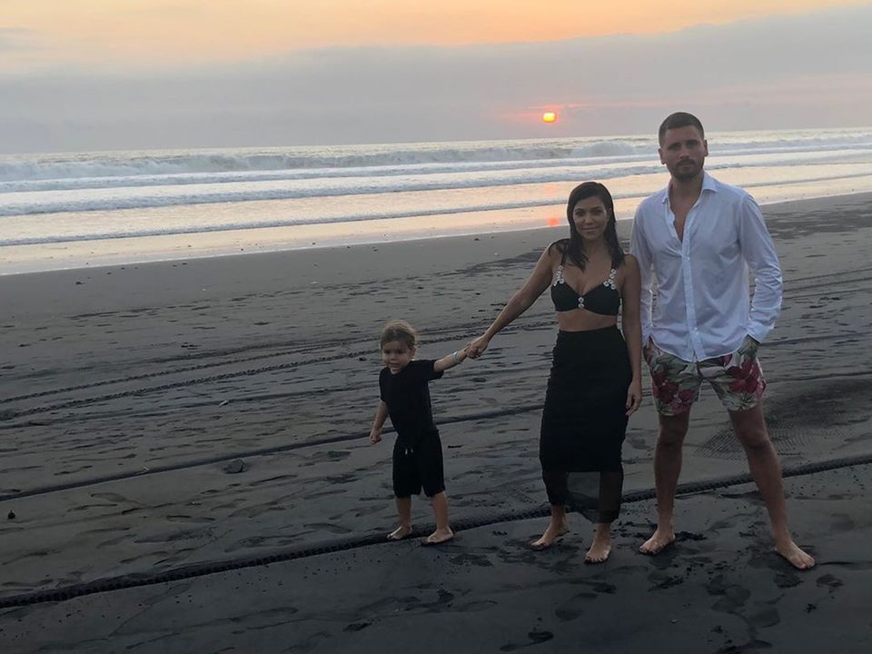 7. Mai 2019 Happy Family! Obwohl Kourtney Kardashian und Scott Disick getrennt sind, fahren sie zusammen mit ihren drei gemeinsamen Kindern regelmäßig in den Urlaub. Wie zuletzt nach Bali, wo auch dieser süße Schnappschuss mit Nesthäkchen Reign entstanden ist. 7. Mai 2019 Happy Family! Obwohl Kourtney Kardashian und Scott Disick getrennt sind, fahren sie zusammen mit ihren drei gemeinsamen Kindern regelmäßig in den Urlaub. Wie zuletzt nach Bali, wo auch dieser süße Schnappschuss mit Nesthäkchen Reign entstanden ist.