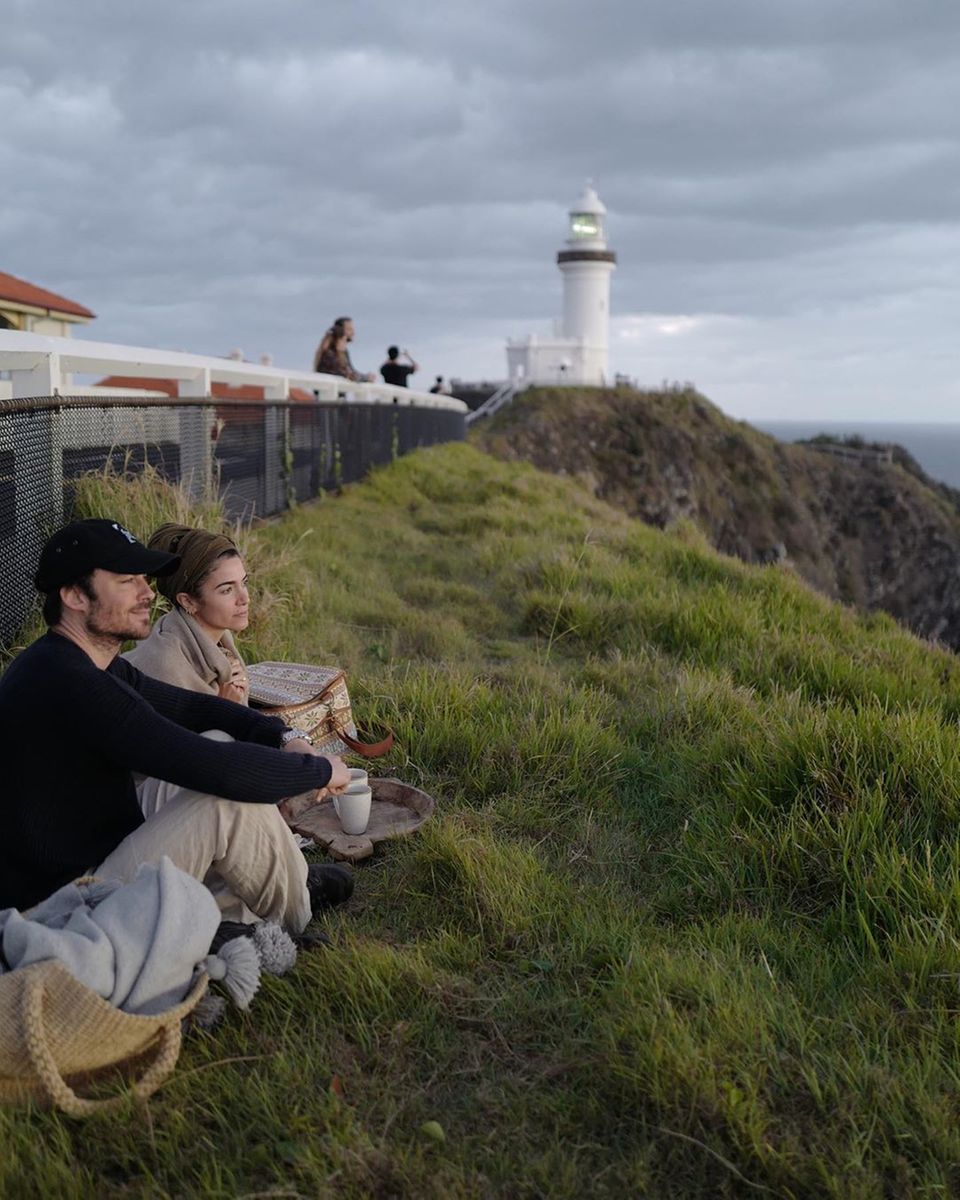 7. Mai 2019 Was für eine tolle Aussicht! Auf Instagram teilt Nikki Reed ein Foto, auf dem die Schauspielerin und ihr Ehemann Ian Somerhalder den Sonnenaufgang im Einklang mit der Natur genießen. Solche Momente sind für die Eltern einer kleinen Tochter zwar selten, aber dafür umso wertvoller, wie Nikki Reed auf Instagram verrät. 7. Mai 2019 Was für eine tolle Aussicht! Auf Instagram teilt Nikki Reed ein Foto, auf dem die Schauspielerin und ihr Ehemann Ian Somerhalder den Sonnenaufgang im Einklang mit der Natur genießen. Solche Momente sind für die Eltern einer kleinen Tochter zwar selten, aber dafür umso wertvoller, wie Nikki Reed auf Instagram verrät.