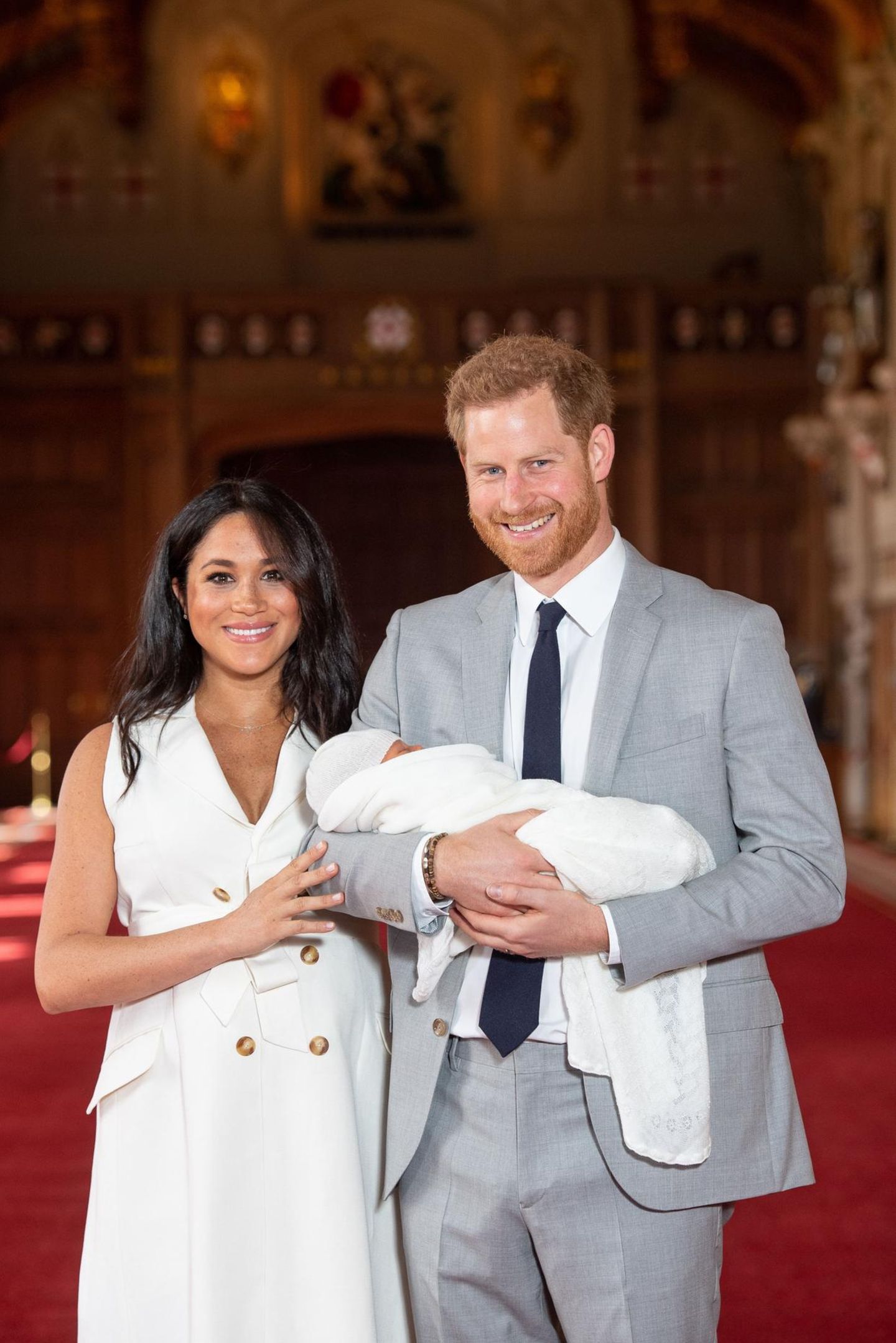 Herzogin Meghan + Prinz Harry: Auf diesen Moment hat die ganze Welt gewartet: Herzogin Meghan und Prinz Harry zeigen ihren neugeborenen Sohn zum ersten Mal in der Öffentlichkeit.