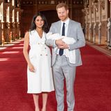 Prinz Harry + Herzogin Meghan: 8. Mai 2019 Herzogin Meghan und Prinz Harry präsentieren erstmals ihren kleinen Sohn der Öffentlichkeit ...