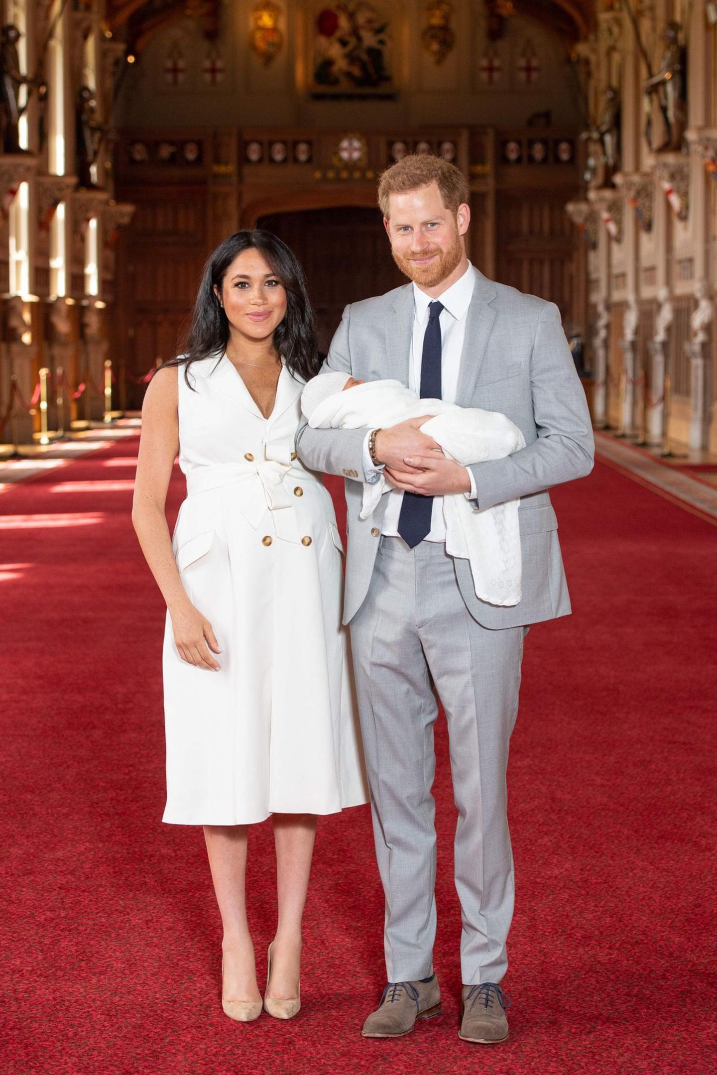 Prinz Harry + Herzogin Meghan: 8. Mai 2019 Herzogin Meghan und Prinz Harry präsentieren erstmals ihren kleinen Sohn der Öffentlichkeit ...
