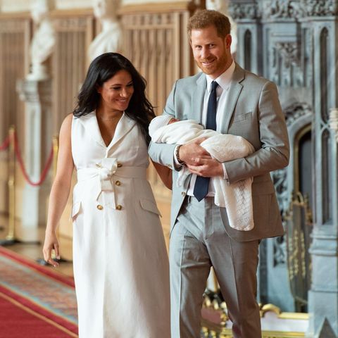 Herzogin Meghan + Prinz Harry: Diese Details fallen beim ersten Foto mit Baby Archie auf