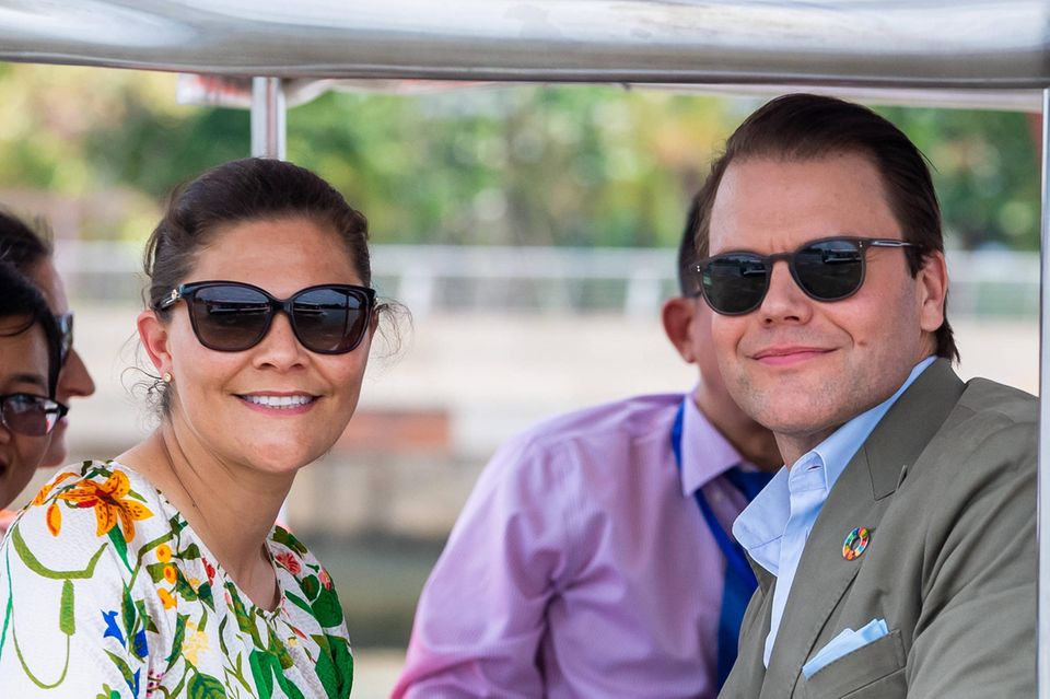 Am letzten Tag ihres Vietnam-Besuchs unternehmen Victoria und Daniel eine Bootsfahrt auf dem Fluss Saigon. Am letzten Tag ihres Vietnam-Besuchs unternehmen Victoria und Daniel eine Bootsfahrt auf dem Fluss Saigon.