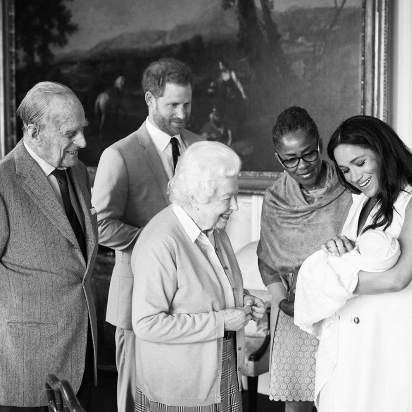 Endlich: Wenig später geben Meghan und Harry auf Instagram bekannt, wie ihr Sprössling heißt. Der Kleine hört auf den Namen Archie Harrison Mountbatten-Windsor und hat schon Queen Elizabeth und Prinz Philip kennengelernt. Auch Oma Doria Ragland ist bei dem Treffen dabei.