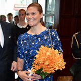 Bei ihrer offiziellen Ankunft trägt Prinzessin Victoria ein blaues Kleid. Der lange Flug ist der Royal-Lady gar nicht anzusehen: Sie strahlt wie immer!