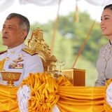 8. Mai 2019  König Maha von Thailand und seine Frau Königin Suthida verfolgen die Zeremonie.