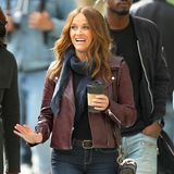 Am Set von "The Morning Show" muss man zweimal hinschauen, um Reese Witherspoon zu erkennen: Die Schauspielerin überrascht bei den Dreharbeiten der neuen Comedy-Drama-Fernsehserie in New York plötzlich mit einer rot-braunen Haarpracht. 