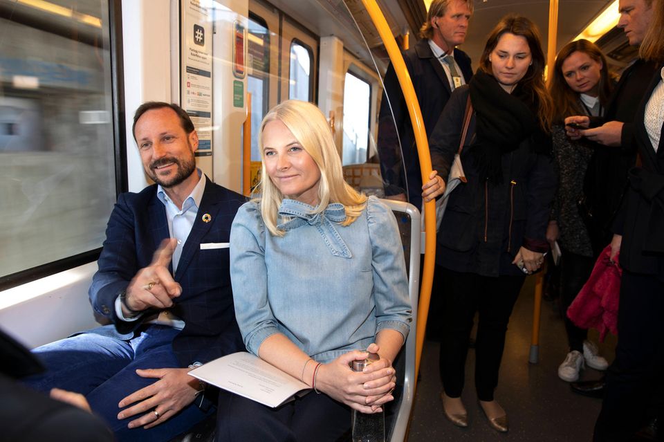 8. Mai 2019 Prinzessin Mette-Marit ist wieder mit ihrem "Literaturzug" unterwegs. Aufgrund ihrer Lungenkrankheit musste die fast einwöchige Bücherfahrt durchs ganze Land dieses Jahr durch eine zweitägige Tour mit der U-Bahn durch Oslo ersetzt werden. Immer an Mette-Marits Seite: Ehemann Prinz Haakon. 8. Mai 2019 Prinzessin Mette-Marit ist wieder mit ihrem "Literaturzug" unterwegs. Aufgrund ihrer Lungenkrankheit musste die fast einwöchige Bücherfahrt durchs ganze Land dieses Jahr durch eine zweitägige Tour mit der U-Bahn durch Oslo ersetzt werden. Immer an Mette-Marits Seite: Ehemann Prinz Haakon.