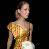 In einem tief ausgeschnittenen Kleid verlässt Gabriella 2008 Vivienne Westwoods "Opus - Launch Party" in der Londoner "Serpentine Gallery".