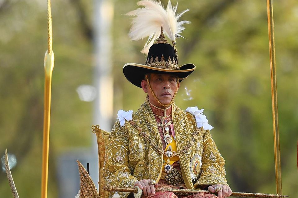 König Rama X. wurde durch Bangkok getragen.