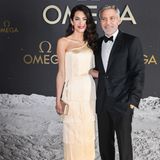 Einfach umwerfend! In Florida präsentiert sich Amal Clooney in einem eleganten Look im Stil der 20er Jahre. Gemeinsam mit ihrem Ehemann George Clooney besucht sie ein Omega-Event anlässlich der Mondlandung, die sich zum 50. Mal jährt. Dabei trägt die Juristin ein glänzendes Fransen-Kleid, das stark an die Zeiten des Wirtschaftsaufschwungs erinnert. 