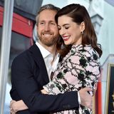 9. Mai 2019  Zu der Zeremonie wird Anne Hathaway von ihrem Ehemann Adam Shulman begleitet. Der Schauspieler ist sichtlich stolz auf seine talentierte Frau und posiert verliebt mit ihr für die Fotografen. 