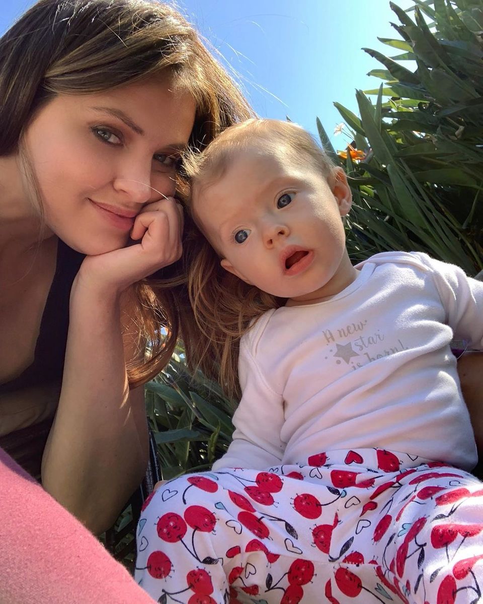 "Ich weiß nicht, was Schlaf ist, aber ich weiß, was pure Freude ist. Danke, du kleines Wesen", schreibt Hana Nitsche zu dem frühlingshaften Schnappschuss, auf dem das Model mit seiner süßen Tochter Aliya Frances zu sehen ist. "Ich weiß nicht, was Schlaf ist, aber ich weiß, was pure Freude ist. Danke, du kleines Wesen", schreibt Hana Nitsche zu dem frühlingshaften Schnappschuss, auf dem das Model mit seiner süßen Tochter Aliya Frances zu sehen ist.