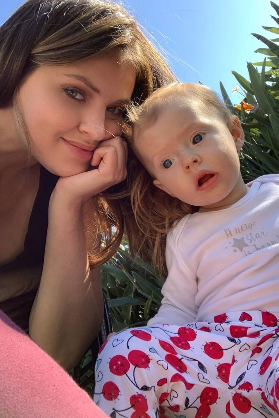 "Ich weiß nicht, was Schlaf ist, aber ich weiß, was pure Freude ist. Danke, du kleines Wesen", schreibt Hana Nitsche zu dem frühlingshaften Schnappschuss, auf dem das Model mit seiner süßen Tochter Aliya Frances zu sehen ist. "Ich weiß nicht, was Schlaf ist, aber ich weiß, was pure Freude ist. Danke, du kleines Wesen", schreibt Hana Nitsche zu dem frühlingshaften Schnappschuss, auf dem das Model mit seiner süßen Tochter Aliya Frances zu sehen ist.