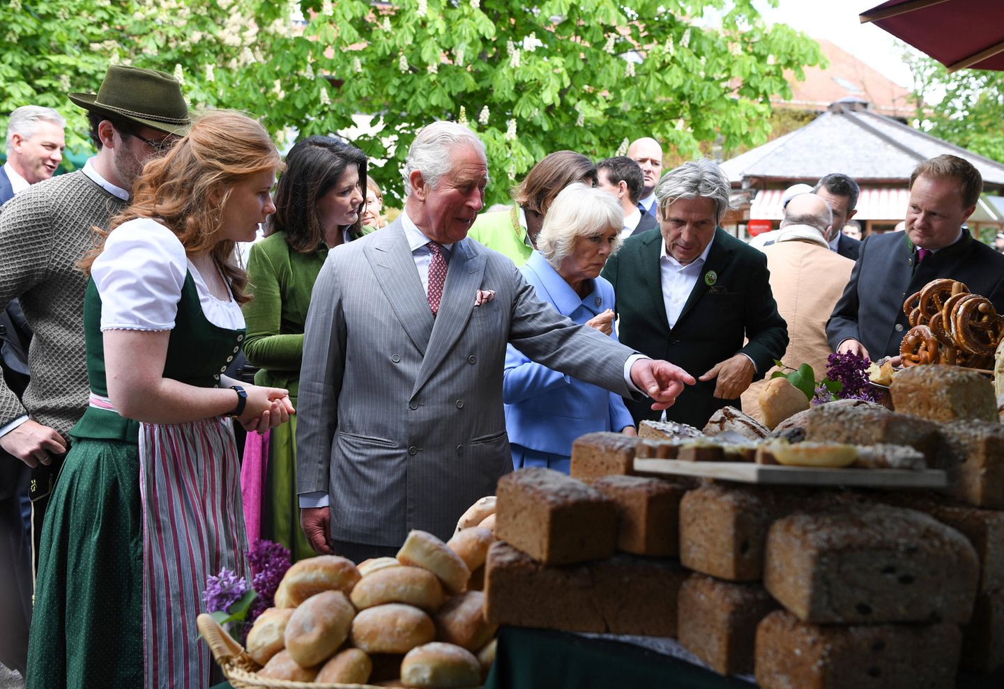10. Mai 2019, Tag 4 des Deutschland-Besuches  Am letzten Tag ihrer Deutschland-Reise besuchen Prinz Charles und Herzogin Camilla den Bio-Bauernhof Herrmannsdorfer Landwerkstätten in München.