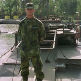 Nach der Schule tritt Carl Philip 1999 seinen Wehrdienst an. Die Militärausbildung beendet er drei Jahre später als Leutnant. 