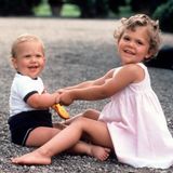 Süß: Carl Philip spielt mit seiner großen Schwester, der zwei Jahre älteren Kronprinzessin Victoria.