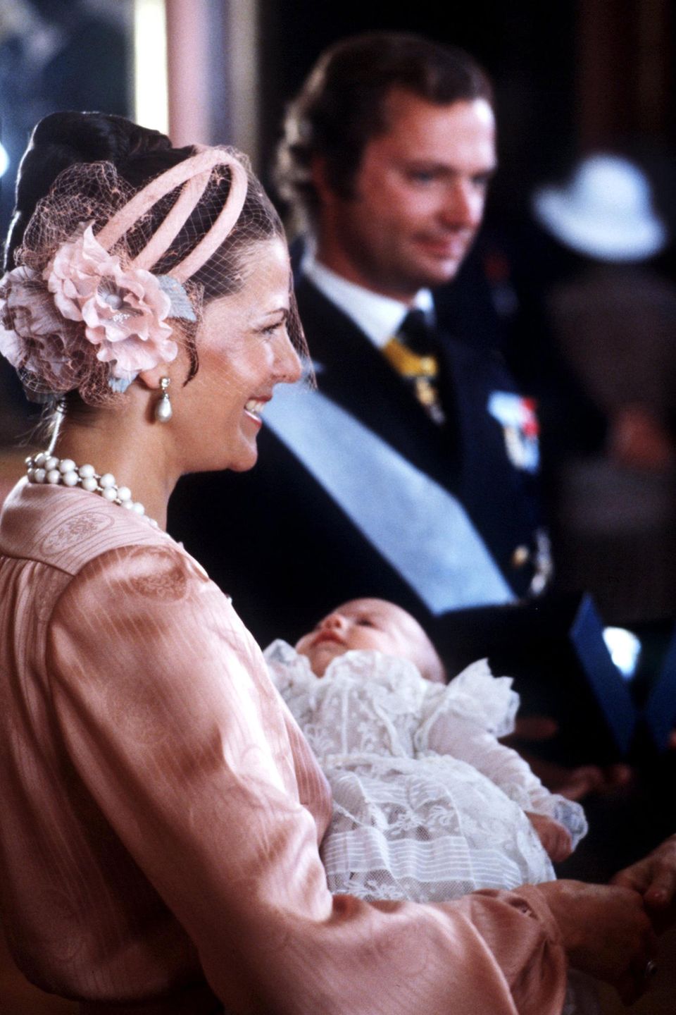 Am 13. Mai 1979 wird Prinz Carl Philip geboren. Er ist das zweite Kind und der einzige Sohn von Königin Silvia und König Carl Gustaf. Das Bild zeigt den kleinen Schwedenprinzen bei seiner Taufe. Am 13. Mai 1979 wird Prinz Carl Philip geboren. Er ist das zweite Kind und der einzige Sohn von Königin Silvia und König Carl Gustaf. Das Bild zeigt den kleinen Schwedenprinzen bei seiner Taufe.