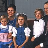 Die schwedische Königsfamilie posiert 1983 für ein Gruppenfoto: Prinzessin Madeleine, Königin Silvia, Prinzessin Victoria, Prinz Carl Philip, König Carl Gustaf (v. l.).