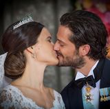 Zärtlich küsst Prinz Carl Philip seine Braut, die er mit der Heirat zu Prinzessin Sofia von Schweden macht.
