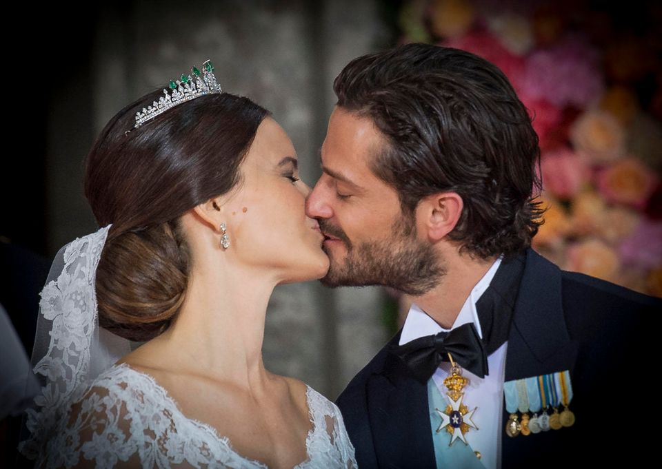 Zärtlich küsst Prinz Carl Philip seine Braut, die er mit der Heirat zu Prinzessin Sofia von Schweden macht. Zärtlich küsst Prinz Carl Philip seine Braut, die er mit der Heirat zu Prinzessin Sofia von Schweden macht.