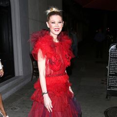Tara Reid auf dem Weg zum Dinner in West Hollywood. Offensichtlich hatte die Schauspielerin Lust sich mal so richtig schick zu machen. Anders können wir uns diese ausgefallene Robe nicht erklären. 