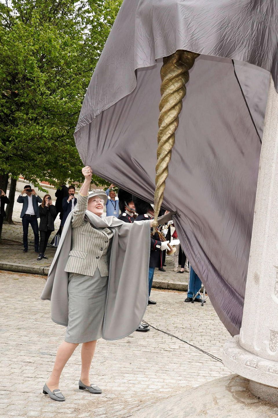 10. Mai 2019 Mit Schwung und guter Laune enthüllt Königin Margrethe Statue von König Christian IV an der Börse in Kopenhagen. 10. Mai 2019 Mit Schwung und guter Laune enthüllt Königin Margrethe Statue von König Christian IV an der Börse in Kopenhagen.