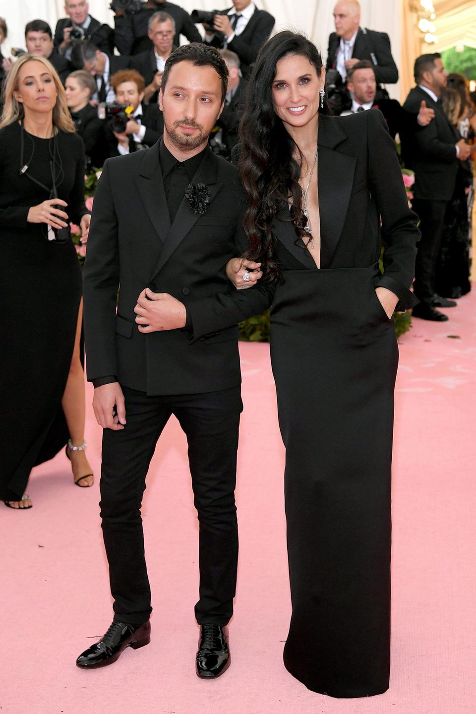 Demi Moore und Designer Anthony Vaccarello zeigen sich im schwarzen Partnerlook.