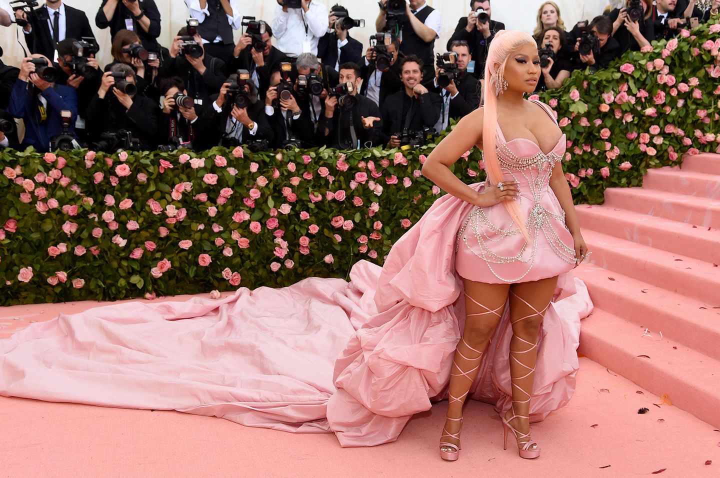 Nicki Minaj schwebt in rosa Wolken von Prabal Gurung über den Pink Carpet.