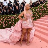 Nicki Minaj schwebt in rosa Wolken von Prabal Gurung über den Pink Carpet.