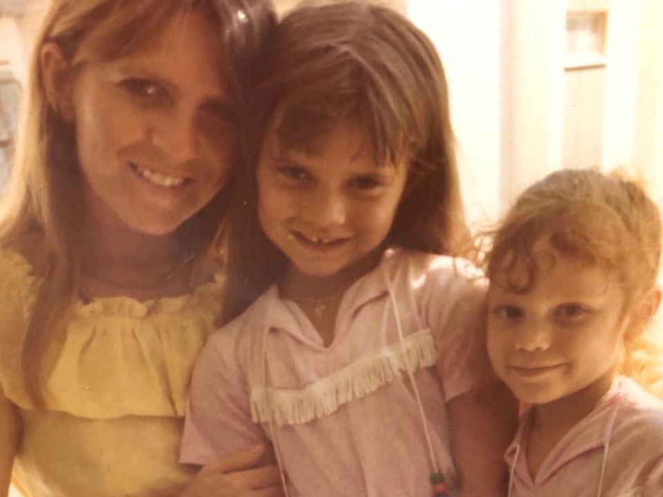 Mit diesem süßen Schnappschuss aus ihrer Kindheit bedankt sich Victoria Beckham bei ihrer Mutter Jackie Adams für all das, was sie für ihre Kinder getan hat. Mit diesem süßen Schnappschuss aus ihrer Kindheit bedankt sich Victoria Beckham bei ihrer Mutter Jackie Adams für all das, was sie für ihre Kinder getan hat.