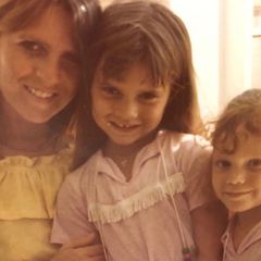 Mit diesem süßen Schnappschuss aus ihrer Kindheit bedankt sich Victoria Beckham bei ihrer Mutter Jackie Adams für all das, was sie für ihre Kinder getan hat.