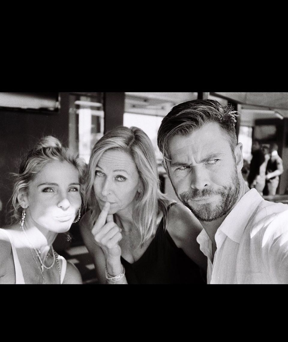 Chris Hemsworth bedankt sich am Muttertag insbesondere bei seiner Mutter Leonie und seiner Frau Elsa Pataky, mit der der Schauspieler mittlerweile drei gemeinsame Kinder hat.