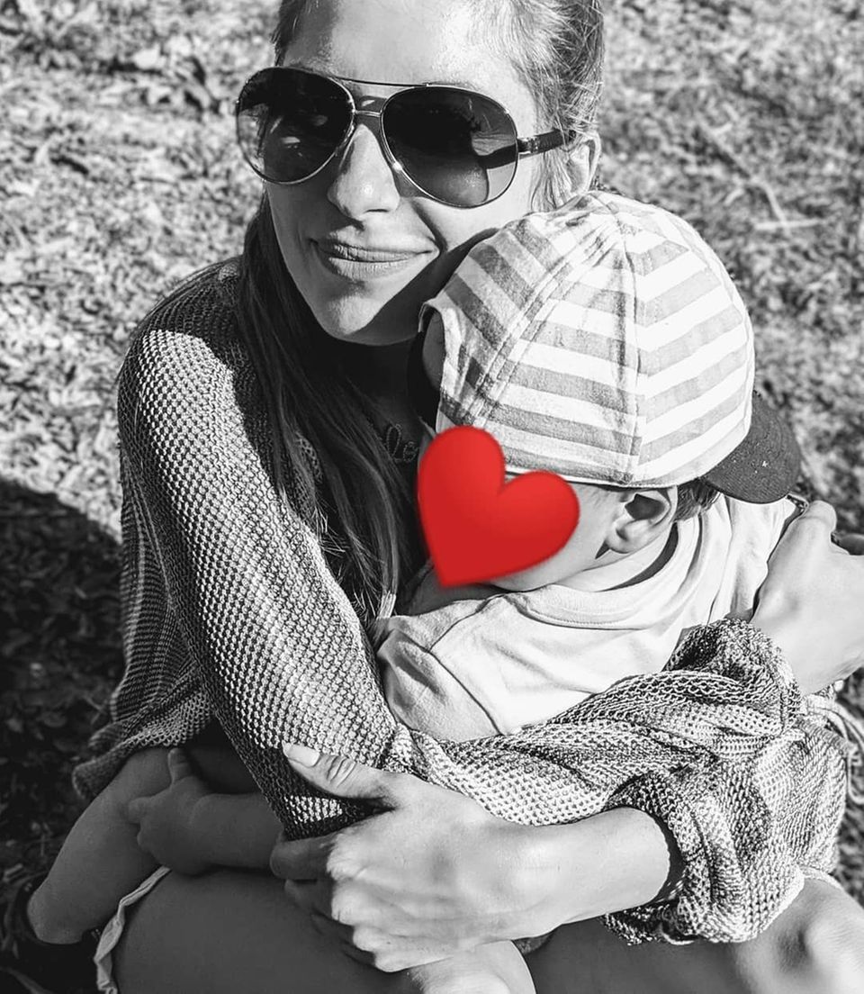 "Die Liebe für sein eigenes Kind ist unbeschreiblich! Mamis: Schätzt die größte Liebe, die euch jemals begegnet ist UND genießt heute in vollsten Zügen. Ihr seid grossartig", schreibt Cathy Hummels zu dem süßen Schnappschuss, auf dem sie und ihr Sohn Ludwig kuschelnd zu sehen sind. "Die Liebe für sein eigenes Kind ist unbeschreiblich! Mamis: Schätzt die größte Liebe, die euch jemals begegnet ist UND genießt heute in vollsten Zügen. Ihr seid grossartig", schreibt Cathy Hummels zu dem süßen Schnappschuss, auf dem sie und ihr Sohn Ludwig kuschelnd zu sehen sind.