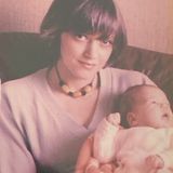 Zum Muttertag veröffentlicht Sylvie Meis ein Foto von sich als Baby in den Armen ihrer Mutter.
