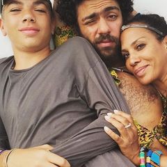 "Ich liebe es Mutter zu sein und bin unglaublich dankbar für meine zwei Söhne", schreibt Barbara Becker zu dem süßen Schnappschuss, auf dem sie mit ihren Söhnen Elias und Noah zu sehen ist.