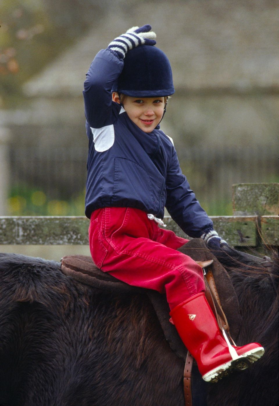 Schon als Dreijährige reitet Gabriella auf ihrem Pony.