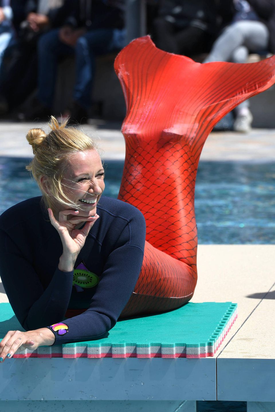 12. Mai 2019  Überraschung beim ZDF-Fernsehgarten: Bei der Show am Muttertag schlüpft Moderatorin Andrea Kiewel in einen Neoprenanzug mit Meerjungfrauen-Flosse und wagt sich sogar mit den Kindern in den Pool, um ein paar Bahnen zu schwimmen.
