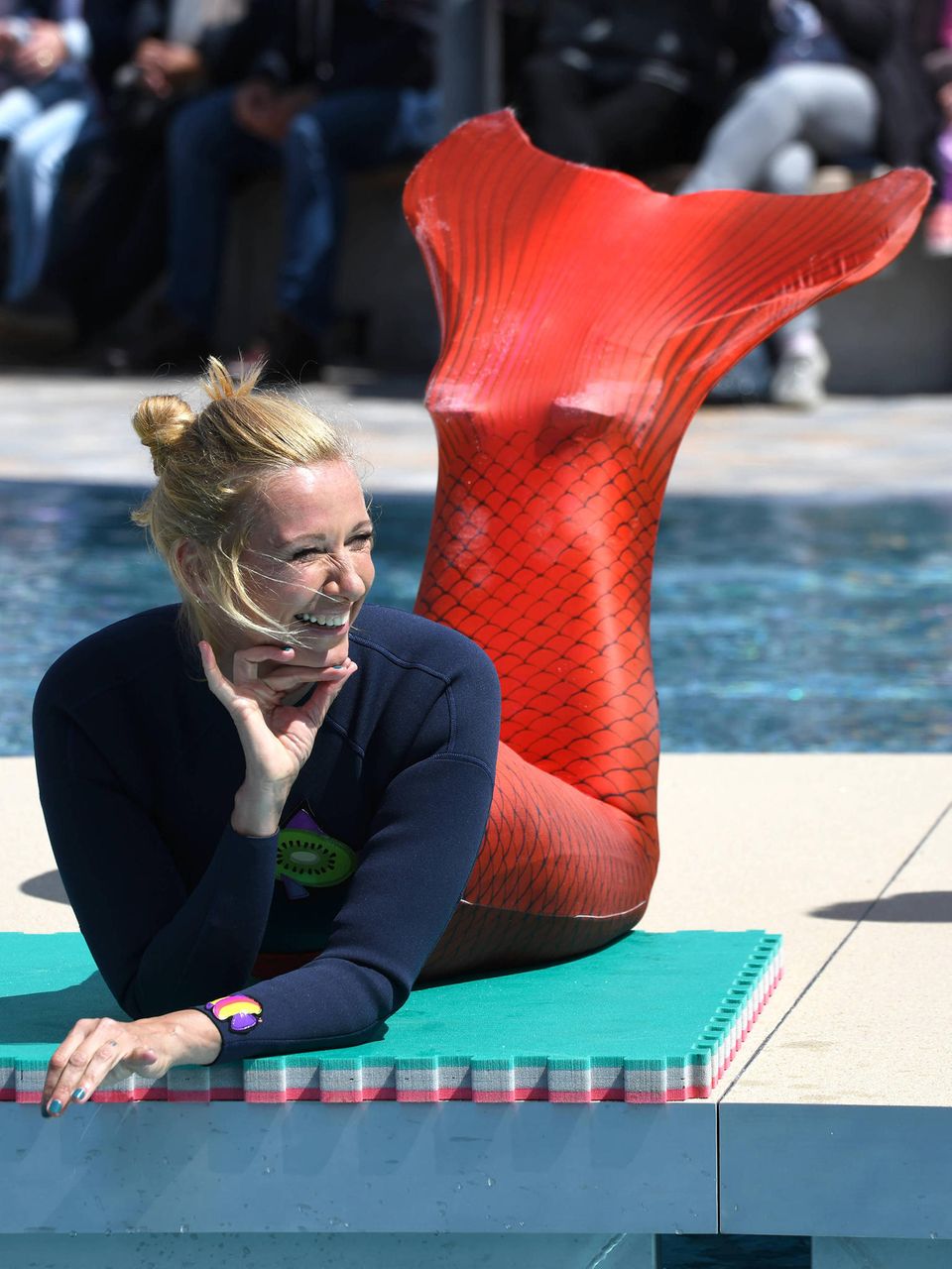 12. Mai 2019 Überraschung beim ZDF-Fernsehgarten: Bei der Show am Muttertag schlüpft Moderatorin Andrea Kiewel in einen Neoprenanzug mit Meerjungfrauen-Flosse und wagt sich sogar mit den Kindern in den Pool, um ein paar Bahnen zu schwimmen. 12. Mai 2019 Überraschung beim ZDF-Fernsehgarten: Bei der Show am Muttertag schlüpft Moderatorin Andrea Kiewel in einen Neoprenanzug mit Meerjungfrauen-Flosse und wagt sich sogar mit den Kindern in den Pool, um ein paar Bahnen zu schwimmen.
