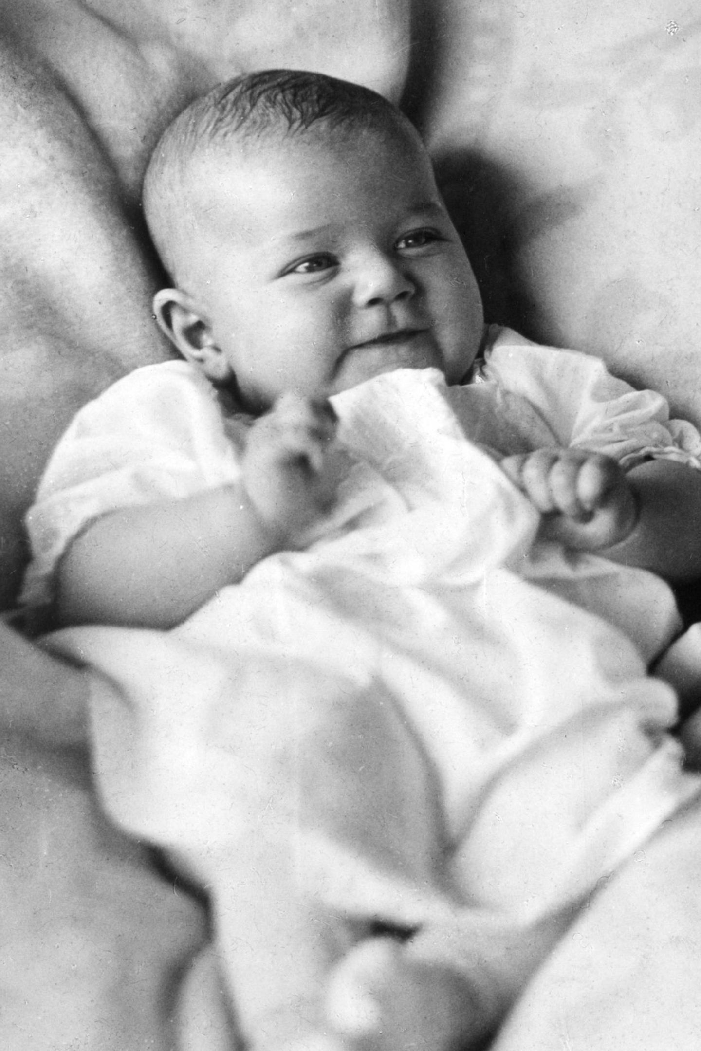 Am 3. April 1922 kommt Doris Day als Doris Mary Ann Kappelhoff in Cincinnati, Ohio zur Welt. Sie ist das dritte Kind des Musiklehrers William Kappelhoff und dessen Frau Alma Sophia Welz. Sowohl Vater als auch Mutter wurden als Kinder deutscher Einwanderer in den USA geboren.
