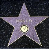 Doris Day wird mit zwei Sternen auf dem Walk of Fame in Hollywood geehrt: Einen Stern bekommt sie für ihre Filme und einen für ihre Musik.