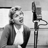 Das von ihr gesungene Titellied "Que sera, sera" zu dem Hitchcock-Film "Der Mann, der zu viel wusste" wird zu ihrer Erkennungsmelodie. Doris Day erhält für den Song eine Oscar-Nominierung.