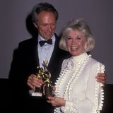 1989 zeigt sich Doris Day mit ihrem Schauspielkollegen Clint Eastwood bei der Verleihung der Golden Globes.