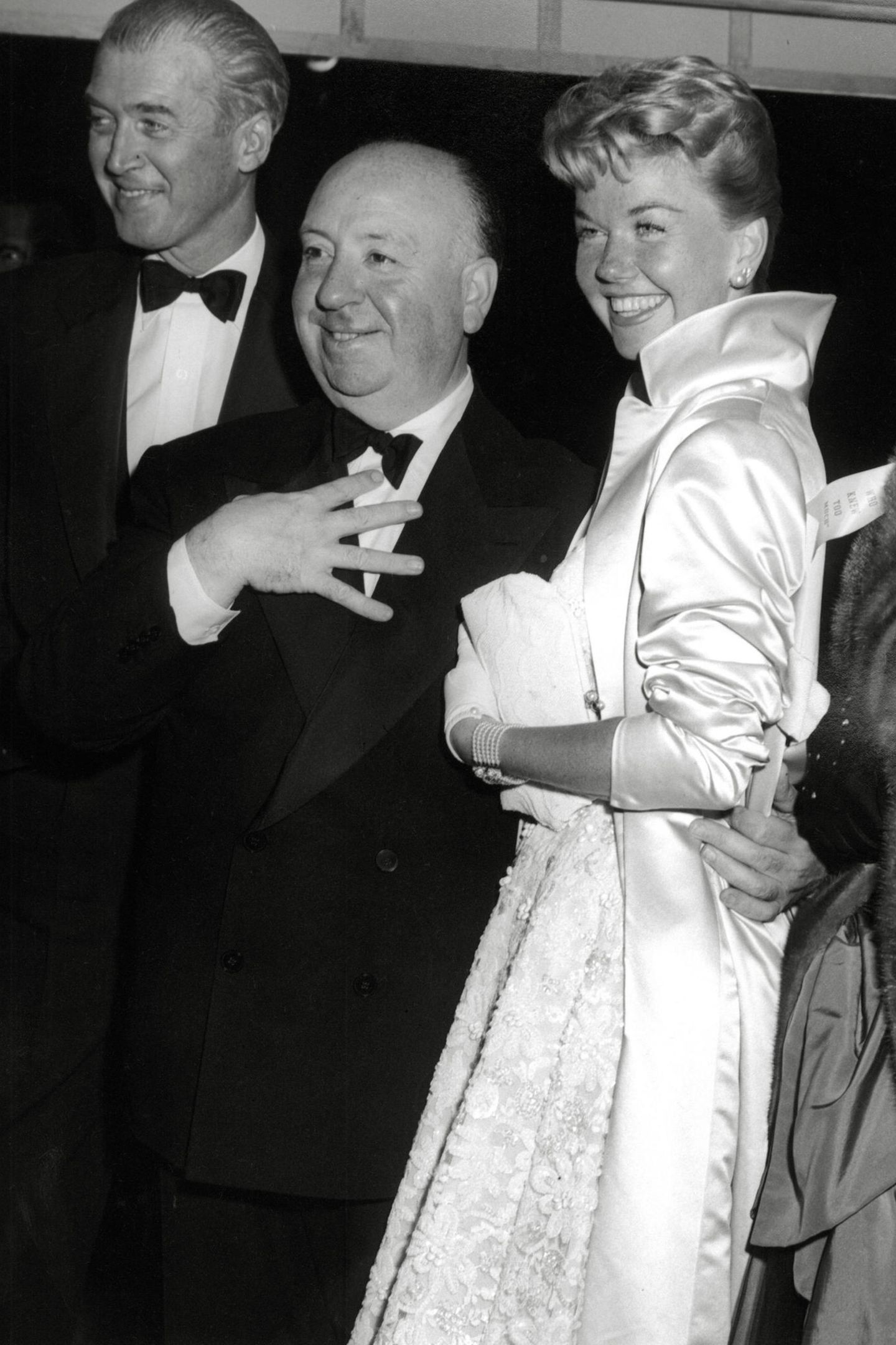 Zusammen mit James Stewart (l.) steht Doris Day 1956 für den Streifen "Der Mann, der zu viel wusste" von Regisseur Alfred Hitchcock (M.) vor der Kamera.