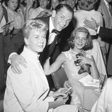 Auch mit Frank Sinatra (M.) arbeitet Doris Day (l.), die auf diesem Foto neben Lauren Bacall (r.) sitzt, zusammen.