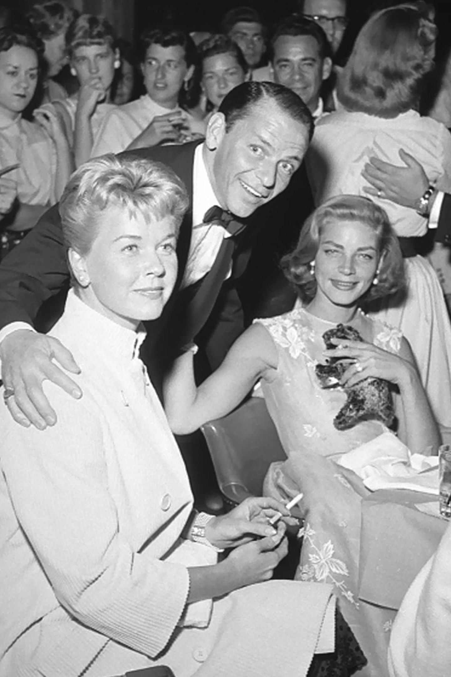 Auch mit Frank Sinatra (M.) arbeitet Doris Day (l.), die auf diesem Foto neben Lauren Bacall (r.) sitzt, zusammen.