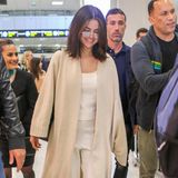 Selena Gomez zeigt uns den perfekten Travel-Look: In einem Strick-Jumpsuit und einem langen Cardigan beweist sie, wie schick ein bequemes Outfit sein kann. Eine große Sonnenbrille schützt sie vor neugierigen Blicken. 