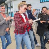 Bei ihrer Ankunft am Flughafen von Nizza stellt Amber Heard ihre Multitasking-Künste unter Beweis. Laufend schreibt sie Autogramme für Fans, ein Bodyguard passt auf, dass sie dabei nicht gestört wird. Sie setzt auf hohe Boots, Jeans und ein schickes, rotes Jäckchen. 