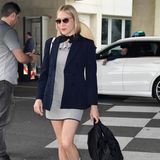 Chloe Sevigny zeigt sich très chic am Flughafen von Nizza. Die Schauspielerin setzt auf ein gestreiftes Minikleid mit Volants und einen schicken Blazer. Dazu kombiniert sie weiße Sneaker und hohe Socken. Rote Lippen, eine Sonnenbrille und ein schickes Halstuch runden ihren Look ab. 
